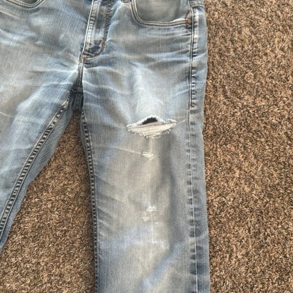 Tommy Bahama 32 x 28 Light Wash Distressed Athletic Straight - Picture 6 of 16